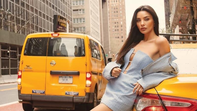 Хазал Филиз Кючюккёсе представила яркое фото для журнала «MAG»